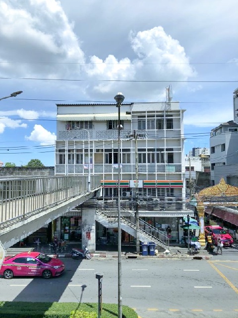 พรานนก MRT ไฟฉาย บางขุนนนท์ 1.3 กม. รร.อาชีวศึกษาธนบุรี 1.3 กม.อพาร์ทเม้นท์ 4 ชั้น 38ตร.วา. 308 ตร.ม.15 นอน 15 น้ำ 