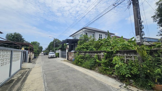 บ้าน - 0 RAI 0 งาน 60 ตารางวา 2700000 บาท. ไม่ไกลจาก เมกะบางนา บรรยากาศน่าอยู่ กรุงเทพ