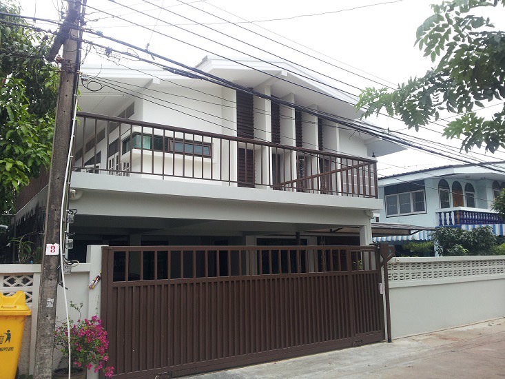 รหัส  9636 ให้เช่าด่วน ๆ บ้าน บ้านเดี่ยวใกล้รถไฟฟ้าห้วยขวาง 50000 BAHT. 4 BEDROOM ขนาดพื้นที่ 60 ตาราง.วา ใกล้ รถไฟฟ้า MRT ห้วยขวาง ราคานี้ไม่มีอีกแล้ว