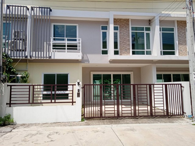 Townhome for Sale - Ready for Ownership Transfer Width : 8 meters Layout : 4 bedrooms , 3 bathrooms