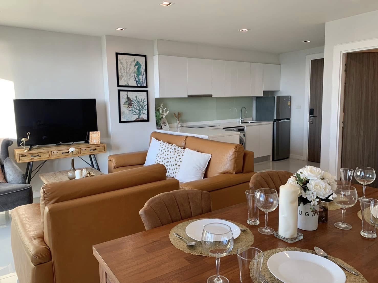 Condo. ดิ แอมเบอร์ คอนโด  82 Square Meter 8900000 BAHT. ใกล้ ชายหาดเดียวกันกับโรงแรม U Pattaya, Sea Sand Sun และโรงแรมดังอีกหลายแห่ง คุ่มค่า ติดชายหาดบางเสร่ เดินจากคอนโดเพียง 60 เมตร 