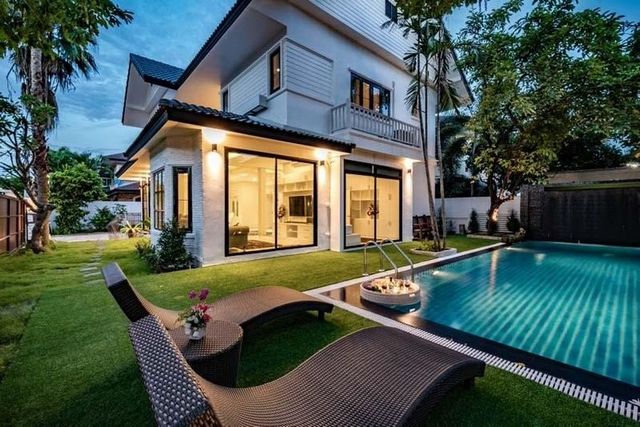 ให้เช่า 74,000 บาท/เดือน 135 ตรว. อ.เมือง บ้านพูลวิลล่า 2 ชั้น ตกแต่งสวยหรู สไตล์โมเดิร์น เฟอร์นิเจอร์ครบ พร้อมอยู่ บรรยากาศ เงียบสงบ