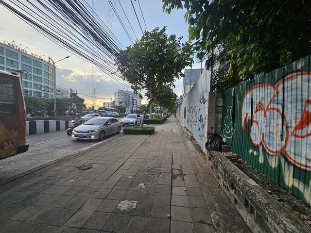 ขายที่ดินติดถนนรัชดาแถมสิ่งปลูกสร้าง ที่ดินใกล้ mrt สุทธิสาร 200 เมตรแขวงสามเสนนอก เขตห้วยขวาง กรุงเทพฯ