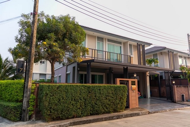  ให้เช่าบ้านหลังมุม เฟอร์นิเจอร์ครบ มบ. ภัสสร เพรสทีจ ลุกซ์ พัฒนาการ 44 ใกล้สระว่ายน้ำ