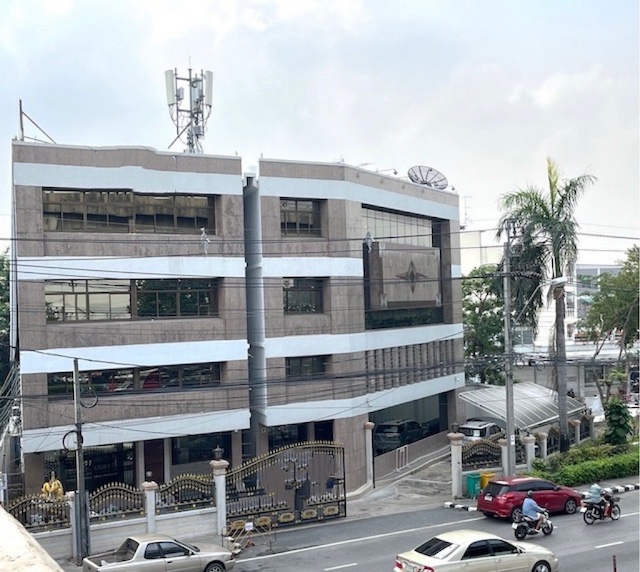 BH3624 ให้เช่าอาคารสำนักงาน 3 ชั้น ติดถนนบรมราชชนนี ทำเลเด่น ใกล้สถานีตำรวจตลิ่งชัน