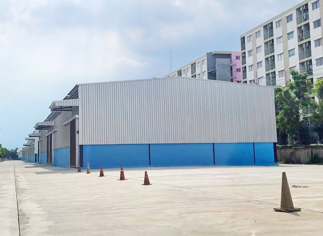 ARL ลาดกระบัง 650 ม.สนามบินสุวรรณภูมิ 4 กม. โกดัง โกดังที่เดินถึง ต่อ ให้เช่าใหม่ 1000ตรม. 124,999 บาทเดือน ร่มเกล้า ลาดกระบัง 