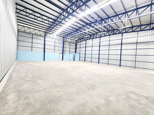 ARL ลาดกระบัง 648 ม. ลาดกระบัง  โกดังให้เช่าใหม่ 500ตรม. 4โรง เดินถึง สนามบินสุวรรณภูมิ 4 กม.  สารสาสน์วิเทศร่มเกล้า 4.8 กม.