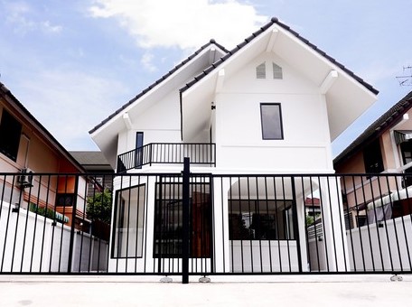 ให้เช่าบ้านตกแต่งใหม่ 3 ห้องนอน 3 ห้องน้ำ ที่จอดรถ 4 คัน  สุขุมวิท 68