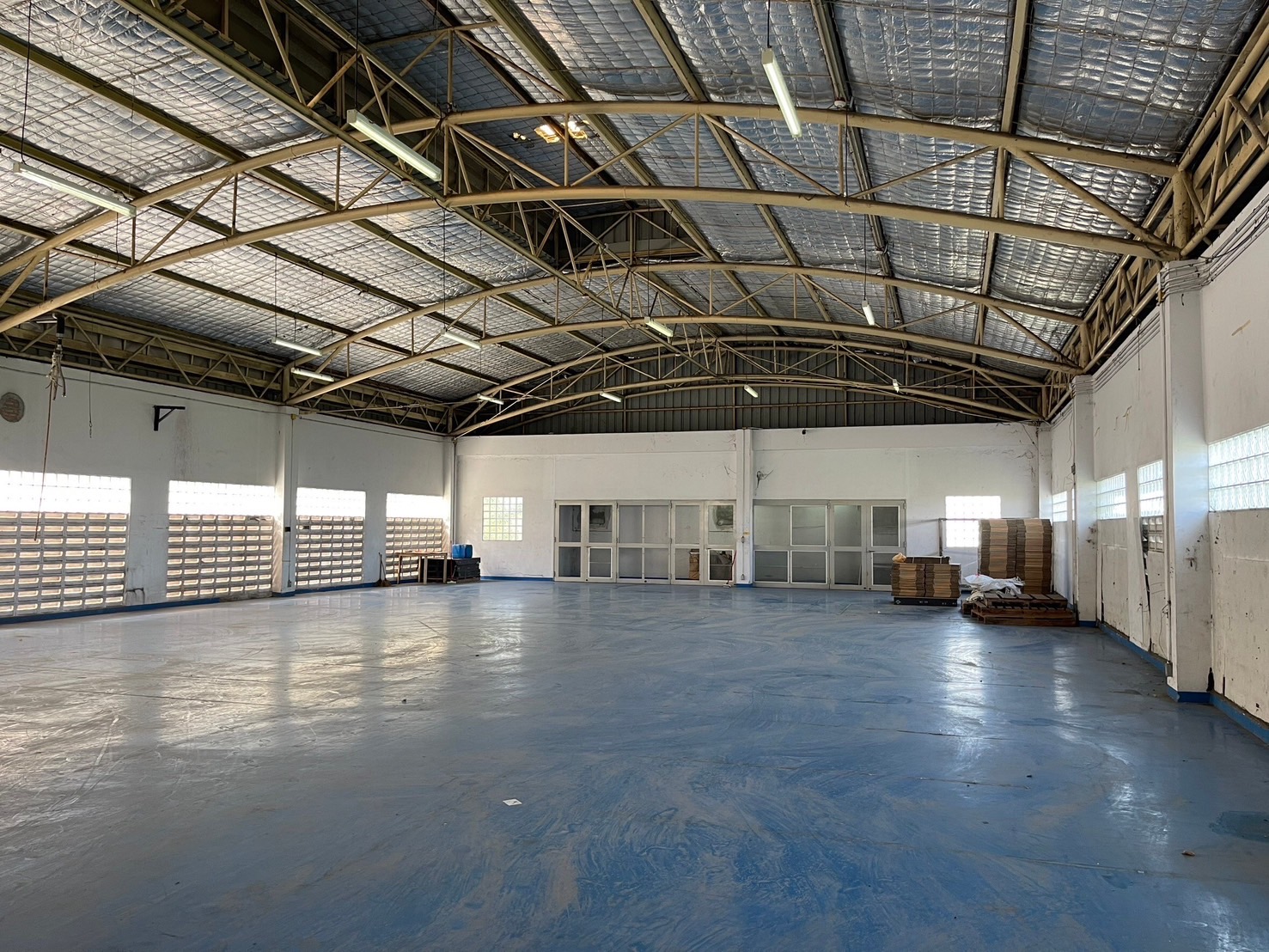 โรงงาน  โรงงานสีม่วงใกล้นิคมอุตสาหกรรมสมุทรปราการ โรงงาน-โกดังพร้อมใช้งาน รถใหญ่เทรลเลอร์รับ-ส่งสินค้า เข้าออกสะดวก ใกล้ทางด่วนกาญจนาภิเษกหมายเลข 9 - พระราม 2  ทางด่วนพระราม 2  เส้นทางเข้าออกได้หลายเส้นทาง 1600 ตาราง.วา 3Bedroom 642000 THAI BAHT   NI