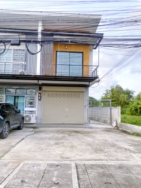 ตลาดศรีระยอง 1.6 กม.ให้เช่าอาคารพาณิชย์ 2 ชั้น เซ็นทรัล ระยอง 4 กม.  ห้องริม 27 ตร.วา. 220 ตร.ม. 2แอร์ 2นอน 2น้ำ  