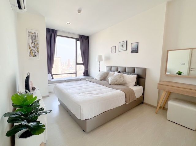 Rhythm Sukhumvit 42 Private convenient quiet 18th floor BTS Ekkamai